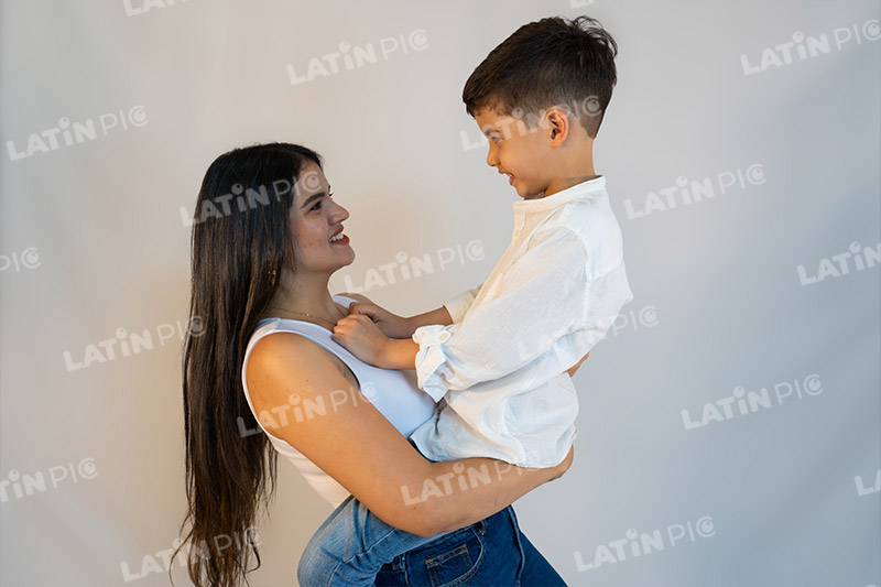 dia-de-la-madre-con-ninos-blanco-jeans-14
