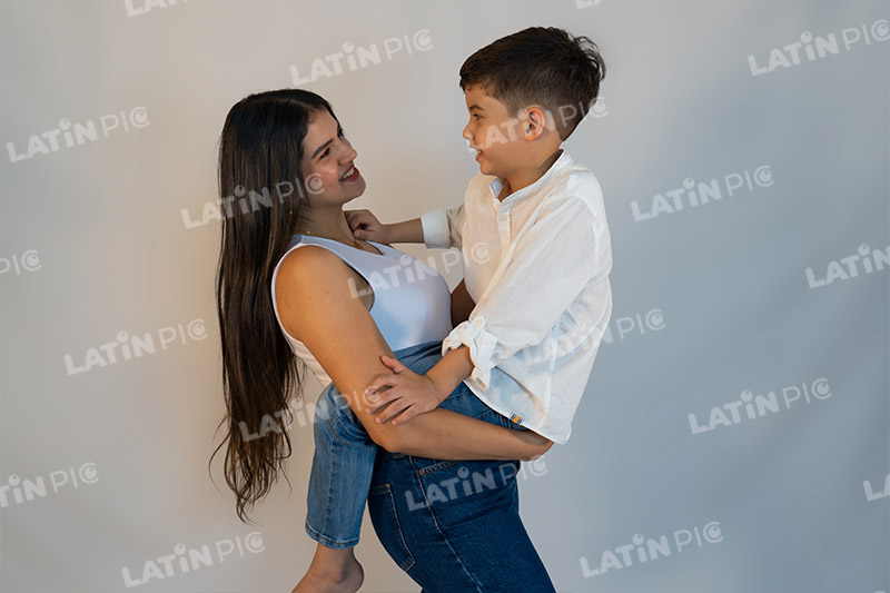 dia-de-la-madre-con-ninos-blanco-jeans-15