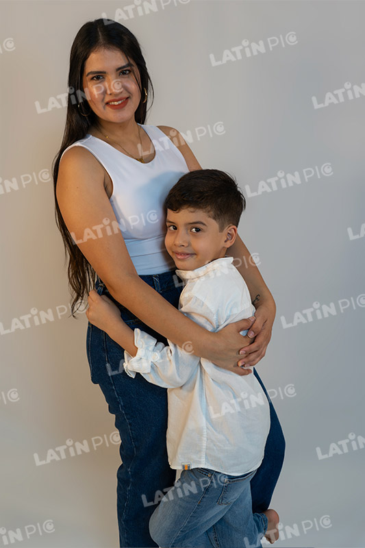 dia-de-la-madre-con-ninos-blanco-jeans-16