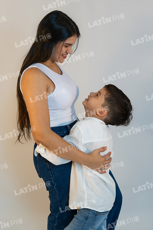 dia-de-la-madre-con-ninos-blanco-jeans-17