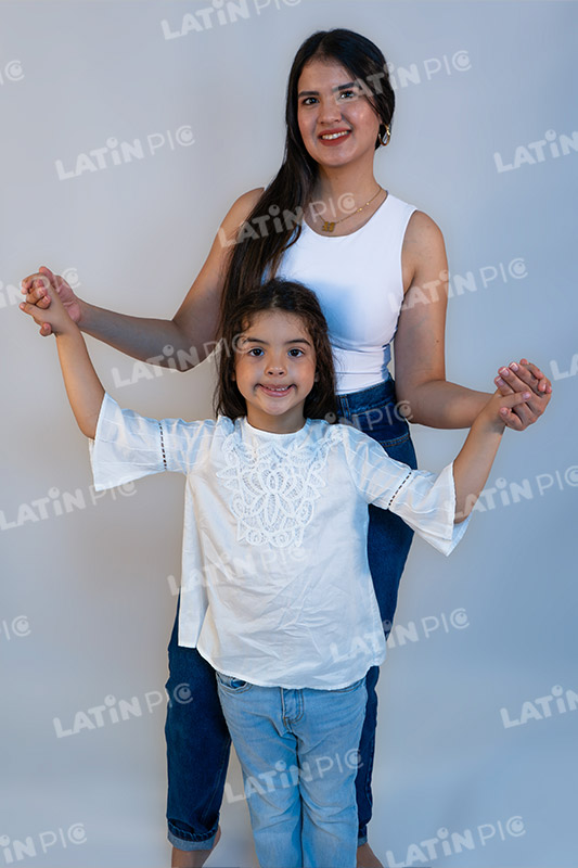 dia-de-la-madre-con-ninos-blanco-jeans-18