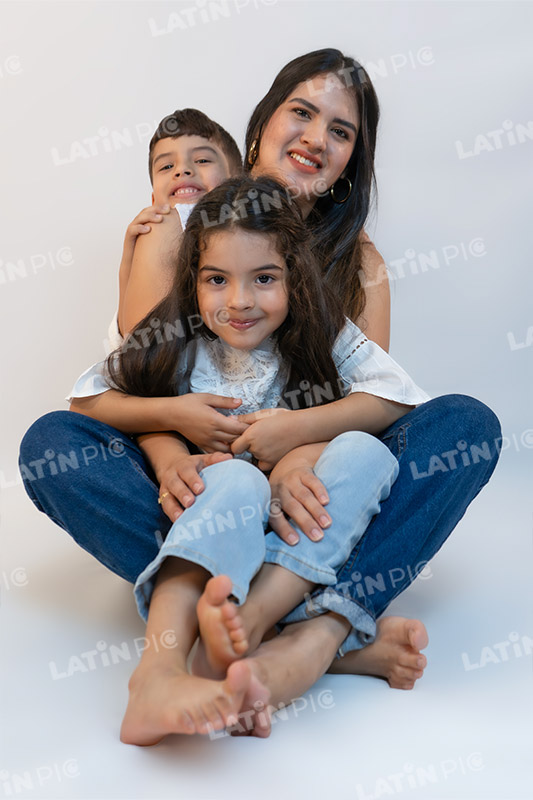 dia-de-la-madre-con-ninos-blanco-jeans-25
