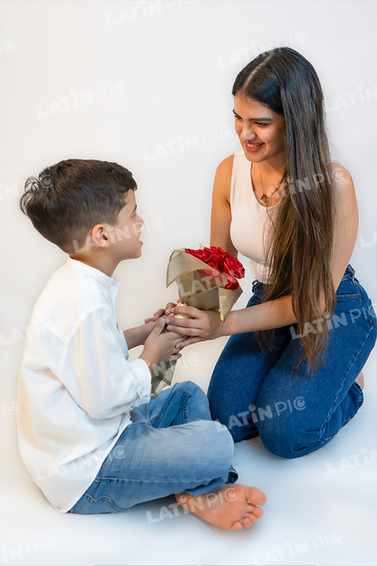 dia-de-la-madre-con-ninos-blanco-jeans-3