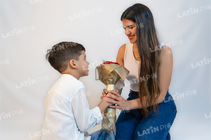 dia-de-la-madre-con-ninos-blanco-jeans-4