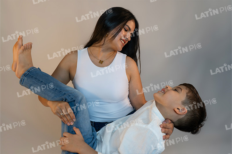 dia-de-la-madre-con-ninos-blanco-jeans-5