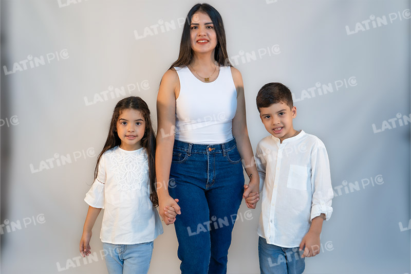 dia-de-la-madre-con-ninos-blanco-jeans-7