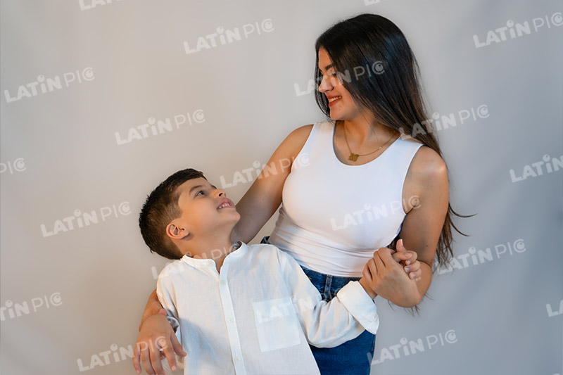 dia-de-la-madre-con-ninos-blanco-jeans-8