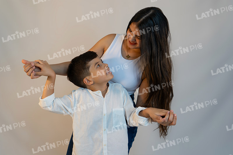 dia-de-la-madre-con-ninos-blanco-jeans-9
