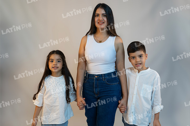 dia-de-la-madre-con-ninos-blanco-jeans-6