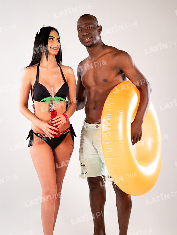 hombre-y-mujer-bikini-playa-verano-1