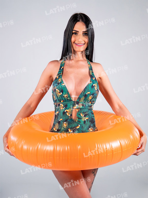 mujer-salvavidas-traje-de-bano-playa-verano-1