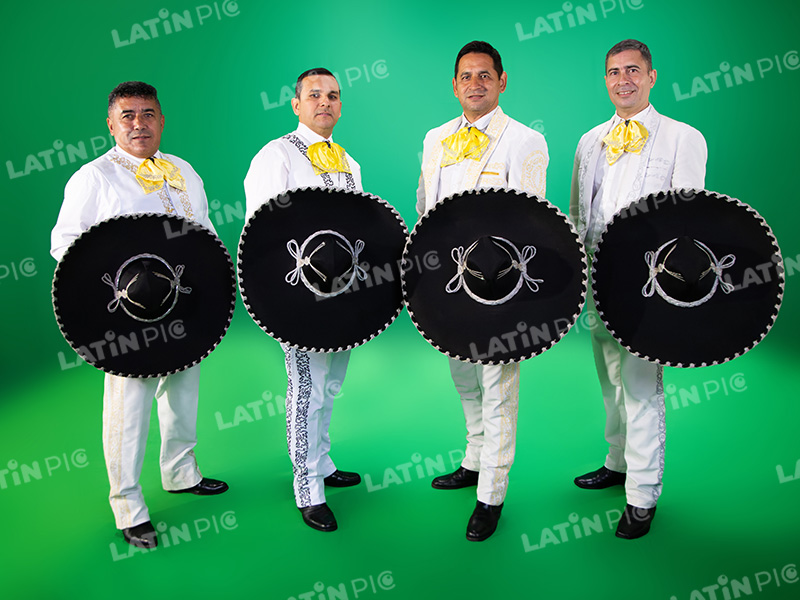 mariachis-traje-negro-y-blanco-1