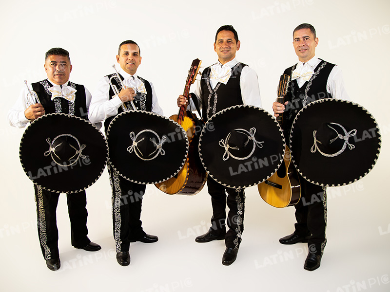 mariachis-traje-negro-y-blanco-2