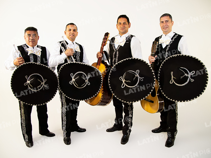 mariachis-traje-negro-y-blanco-3