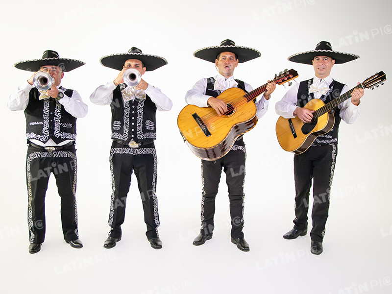 mariachis-traje-negro-y-blanco-32