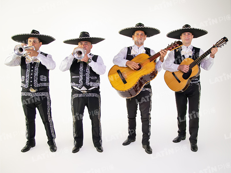 mariachis-traje-negro-y-blanco-34