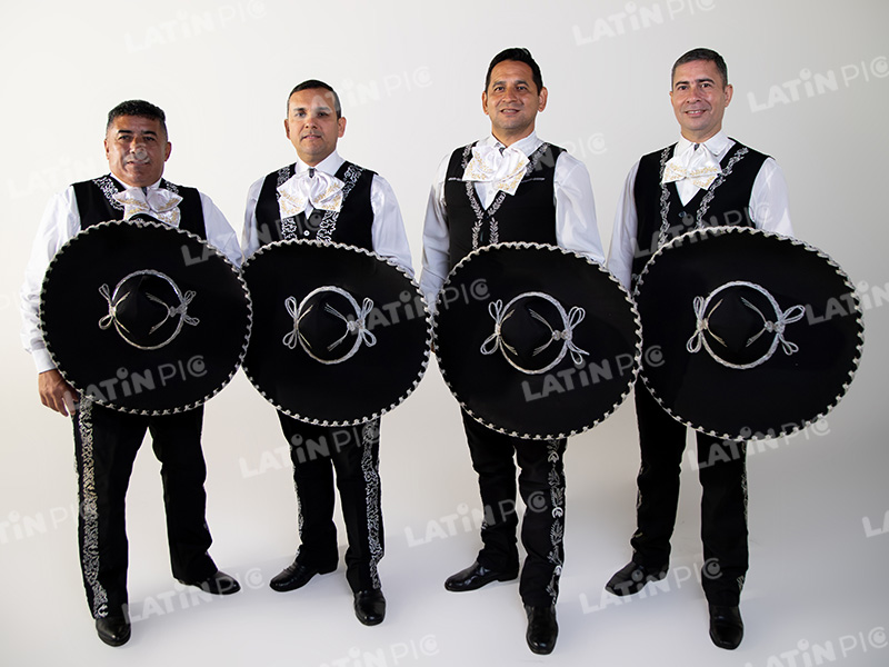 mariachis-traje-negro-y-blanco-4
