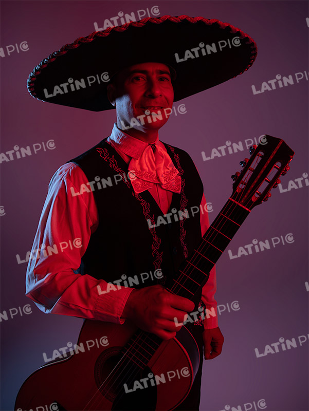 mariachis-traje-negro-y-blanco-guitarra-5