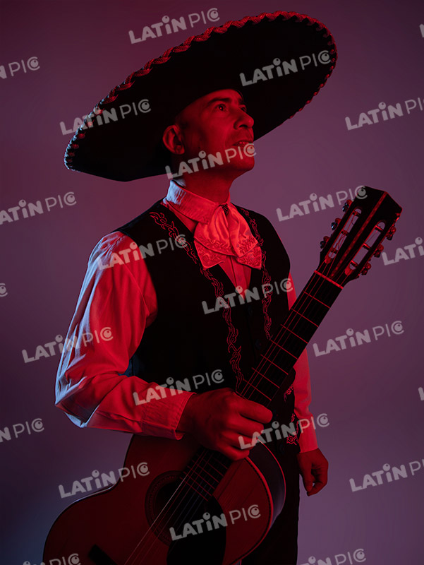 mariachis-traje-negro-y-blanco-guitarra-6