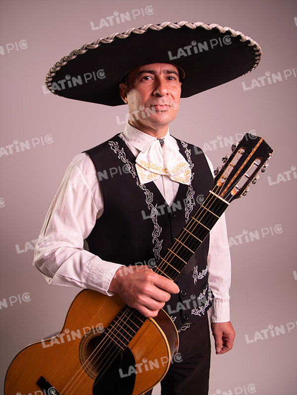 mariachis-traje-negro-y-blanco-guitarra-7