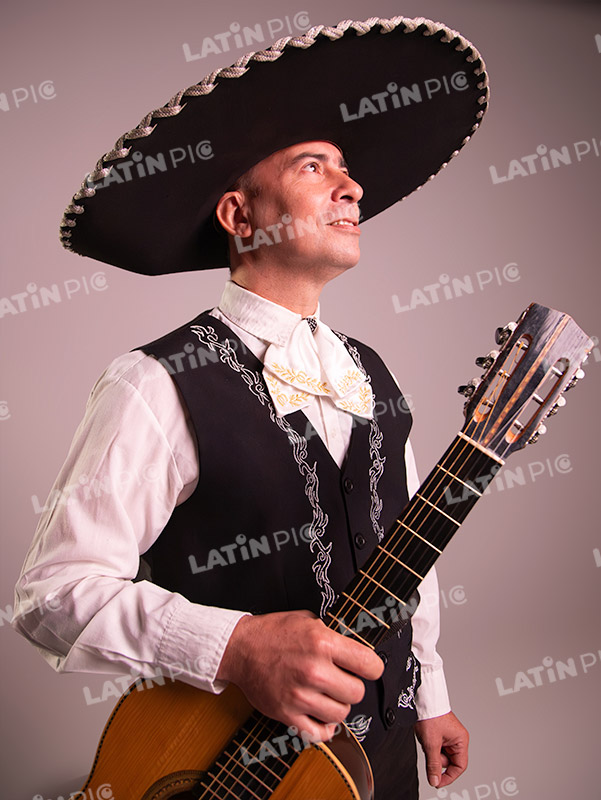 mariachis-traje-negro-y-blanco-guitarra-8