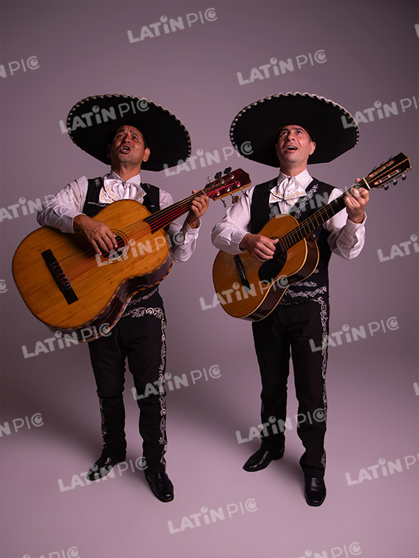 mariachis-traje-negro-y-blanco-guitarras-19