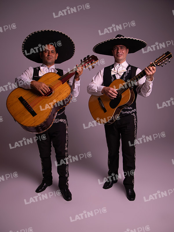 mariachis-traje-negro-y-blanco-guitarras-20