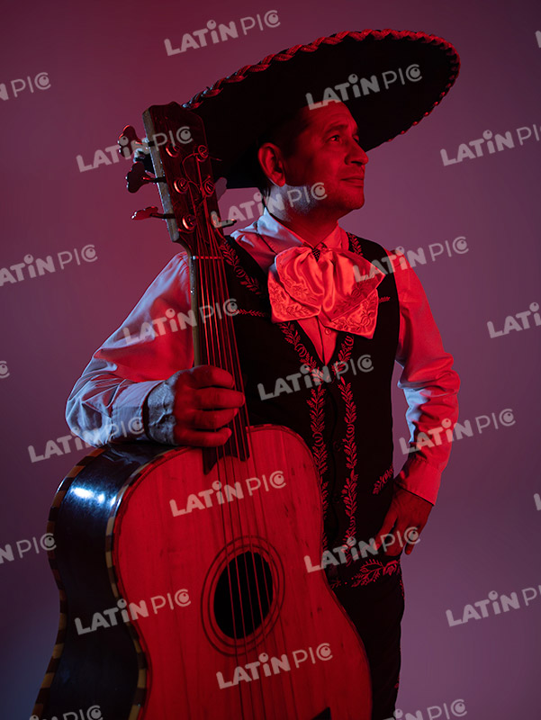 mariachis-traje-negro-y-blanco-guitarron-10