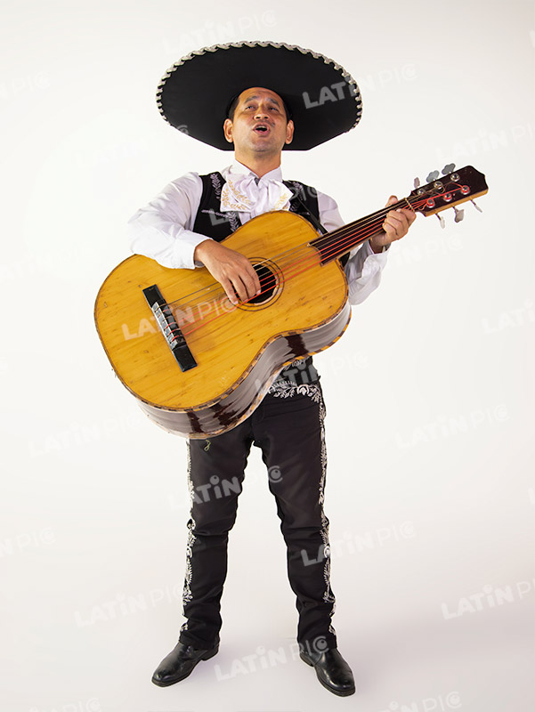 mariachis-traje-negro-y-blanco-guitarron-29