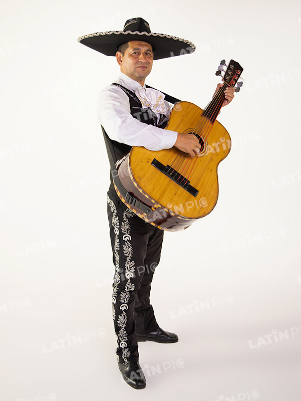 mariachis-traje-negro-y-blanco-guitarron-30