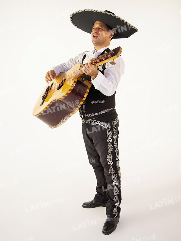 mariachis-traje-negro-y-blanco-guitarron-31