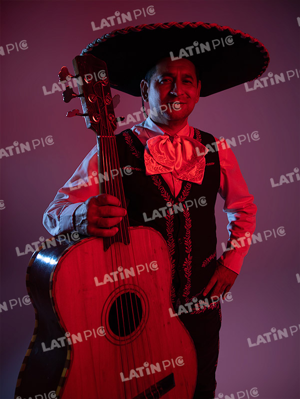 mariachis-traje-negro-y-blanco-guitarron-9