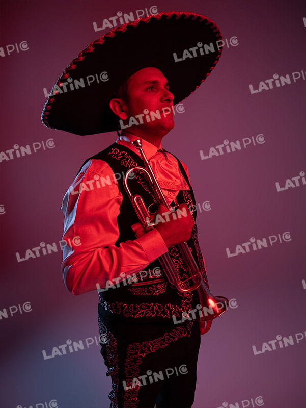 mariachis-traje-negro-y-blanco-trompeta-11