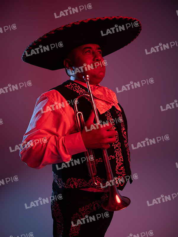 mariachis-traje-negro-y-blanco-trompeta-12