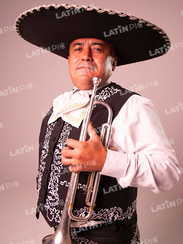 mariachis-traje-negro-y-blanco-trompeta-13