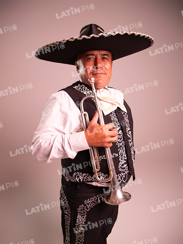 mariachis-traje-negro-y-blanco-trompeta-14