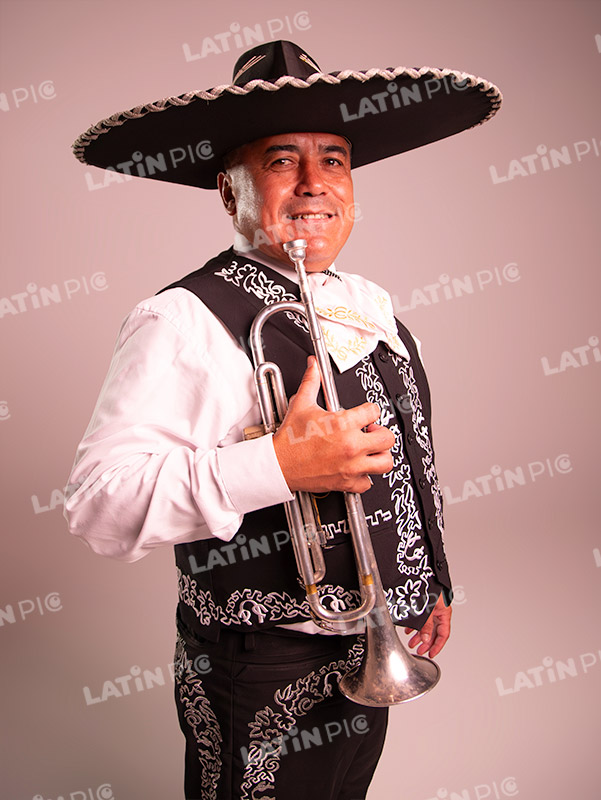 mariachis-traje-negro-y-blanco-trompeta-15