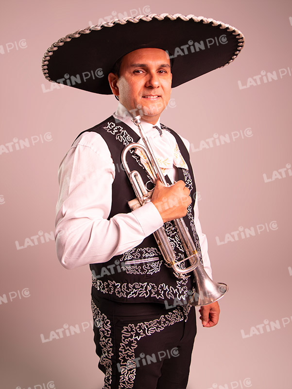 mariachis-traje-negro-y-blanco-trompeta-16