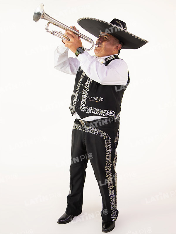 mariachis-traje-negro-y-blanco-trompeta-21