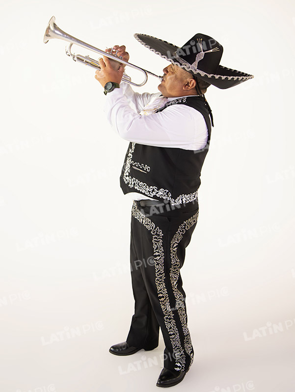 mariachis-traje-negro-y-blanco-trompeta-22