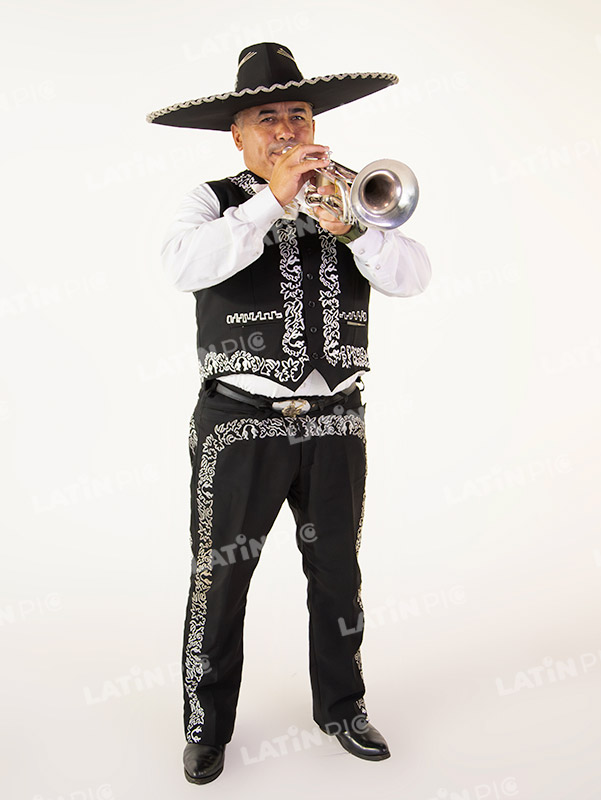 mariachis-traje-negro-y-blanco-trompeta-23