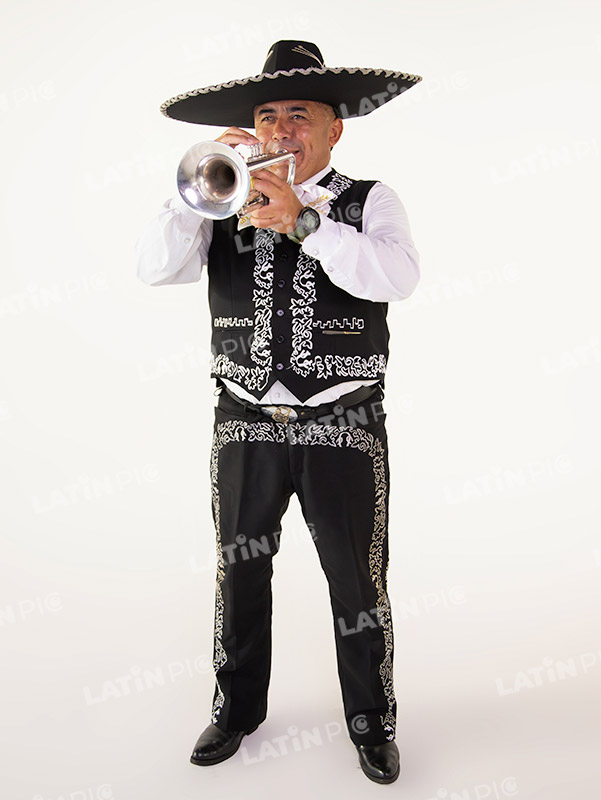 mariachis-traje-negro-y-blanco-trompeta-24