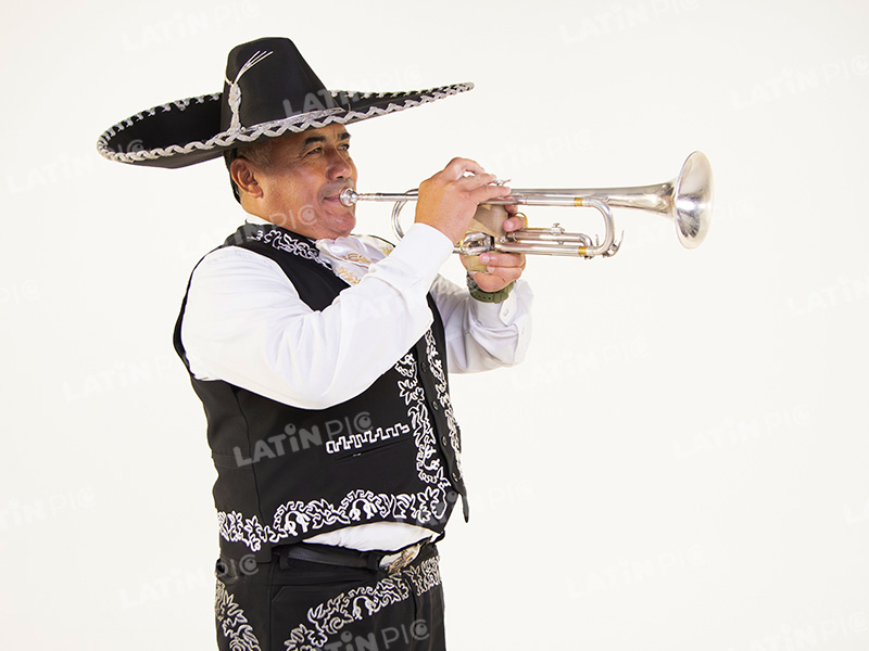mariachis-traje-negro-y-blanco-trompeta-25
