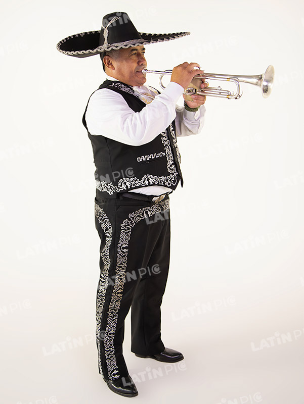 mariachis-traje-negro-y-blanco-trompeta-26