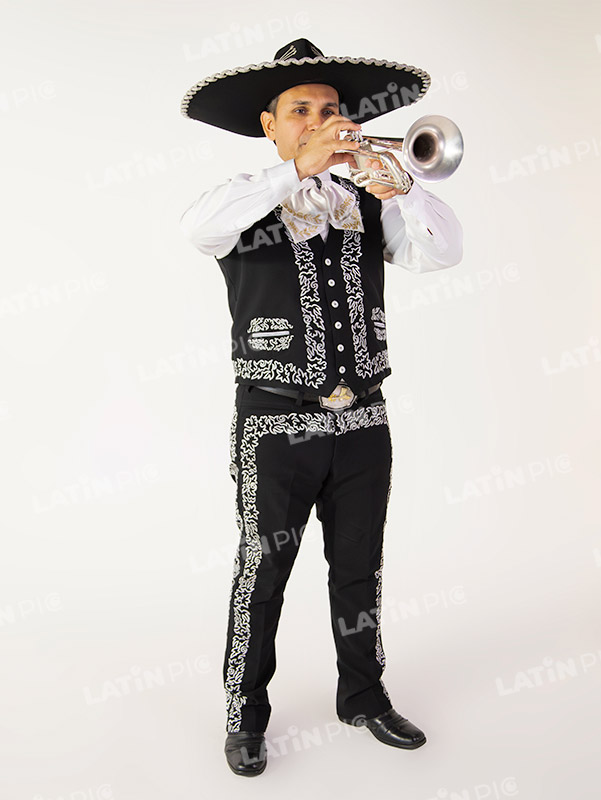 mariachis-traje-negro-y-blanco-trompeta-27