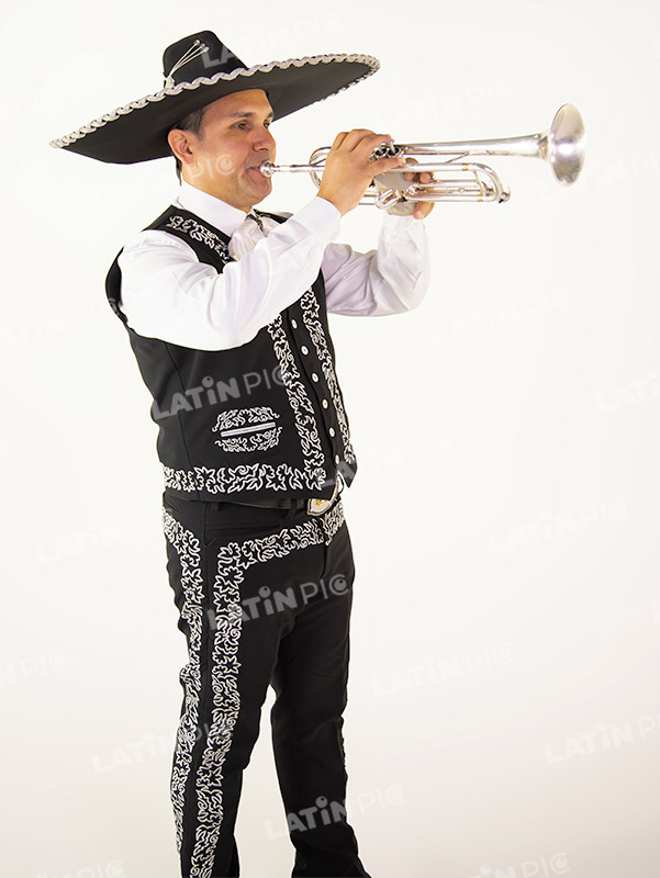 mariachis-traje-negro-y-blanco-trompeta-28