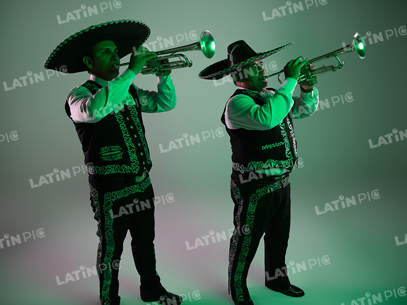 mariachis-traje-negro-y-blanco-trompetas-17