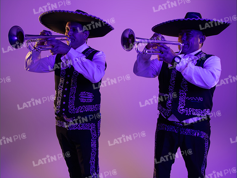 mariachis-traje-negro-y-blanco-trompetas-18