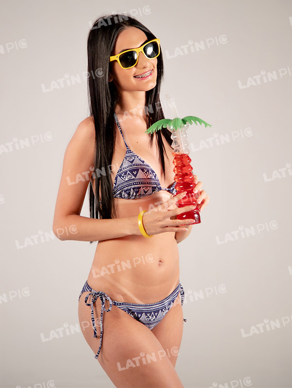mujer-traje-de-bano-playa-verano-azul-1