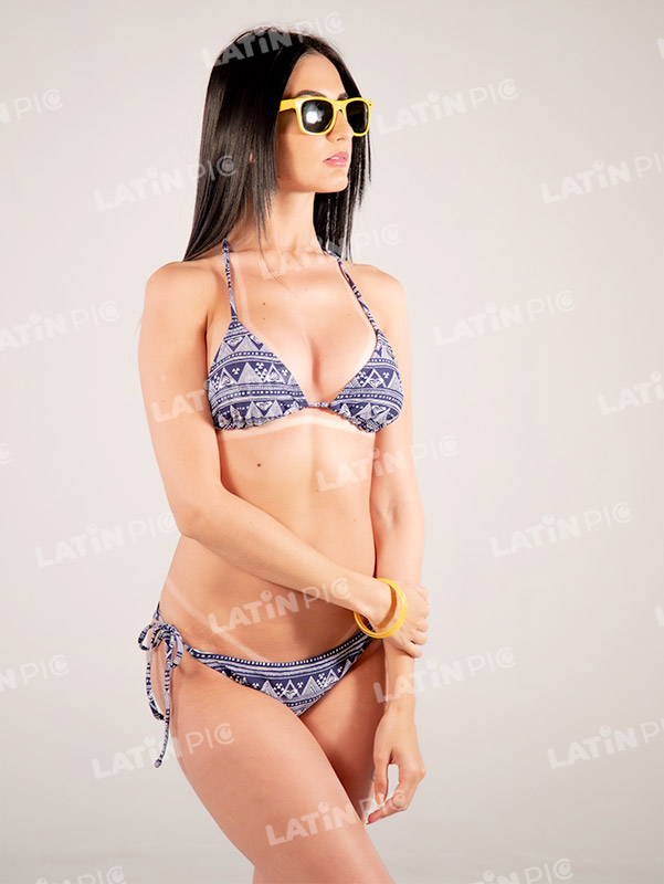 mujer-traje-de-bano-playa-verano-azul-9
